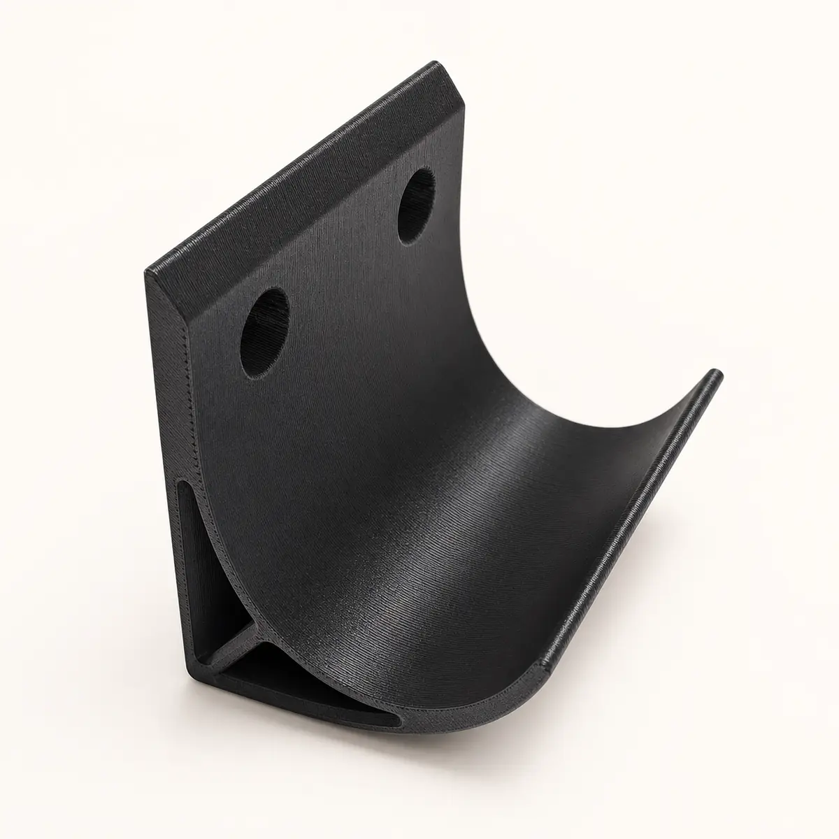 Чёрный PETG-крюк для садовой лопаты на белом фоне